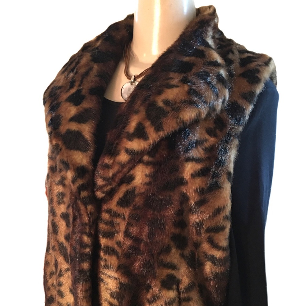 NWOT Gorgeous vest in silky FAUX FUR Sz M